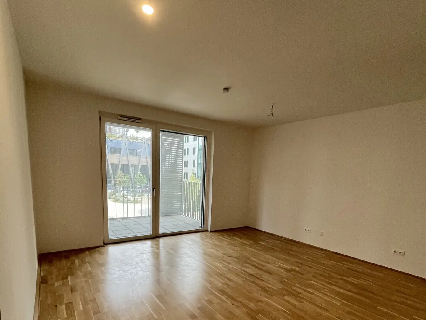 Modern Wohnung with large windows and excellent transport links