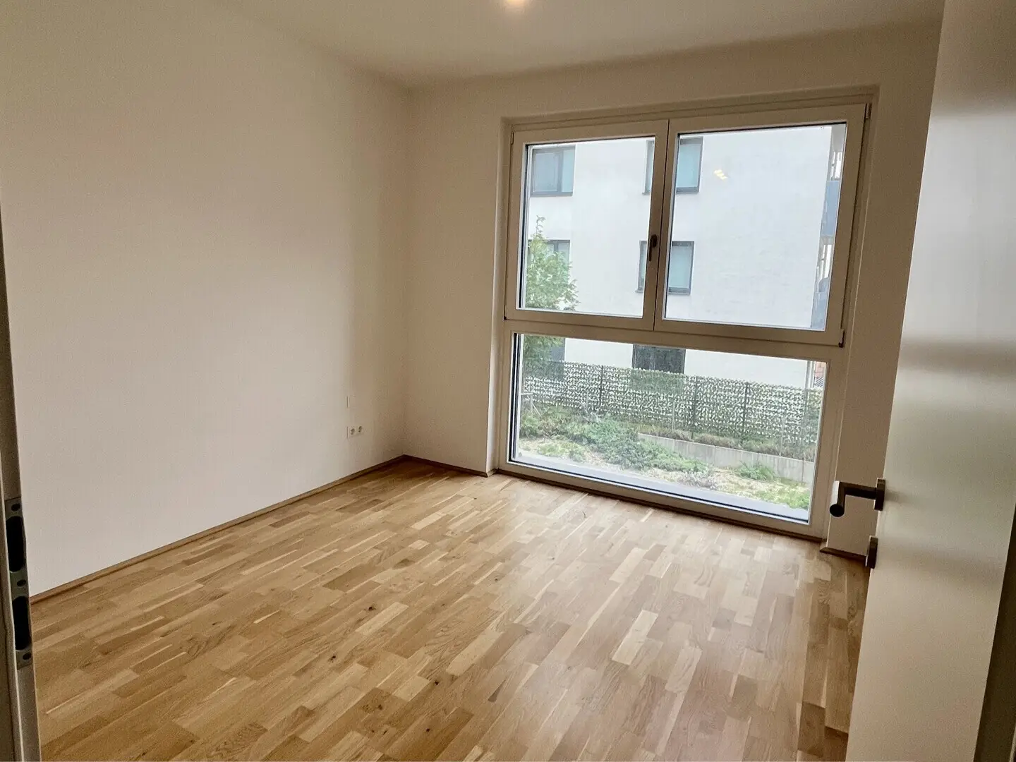 Erstbezug Wohnung mit großen Fenstern und guter Anbindung