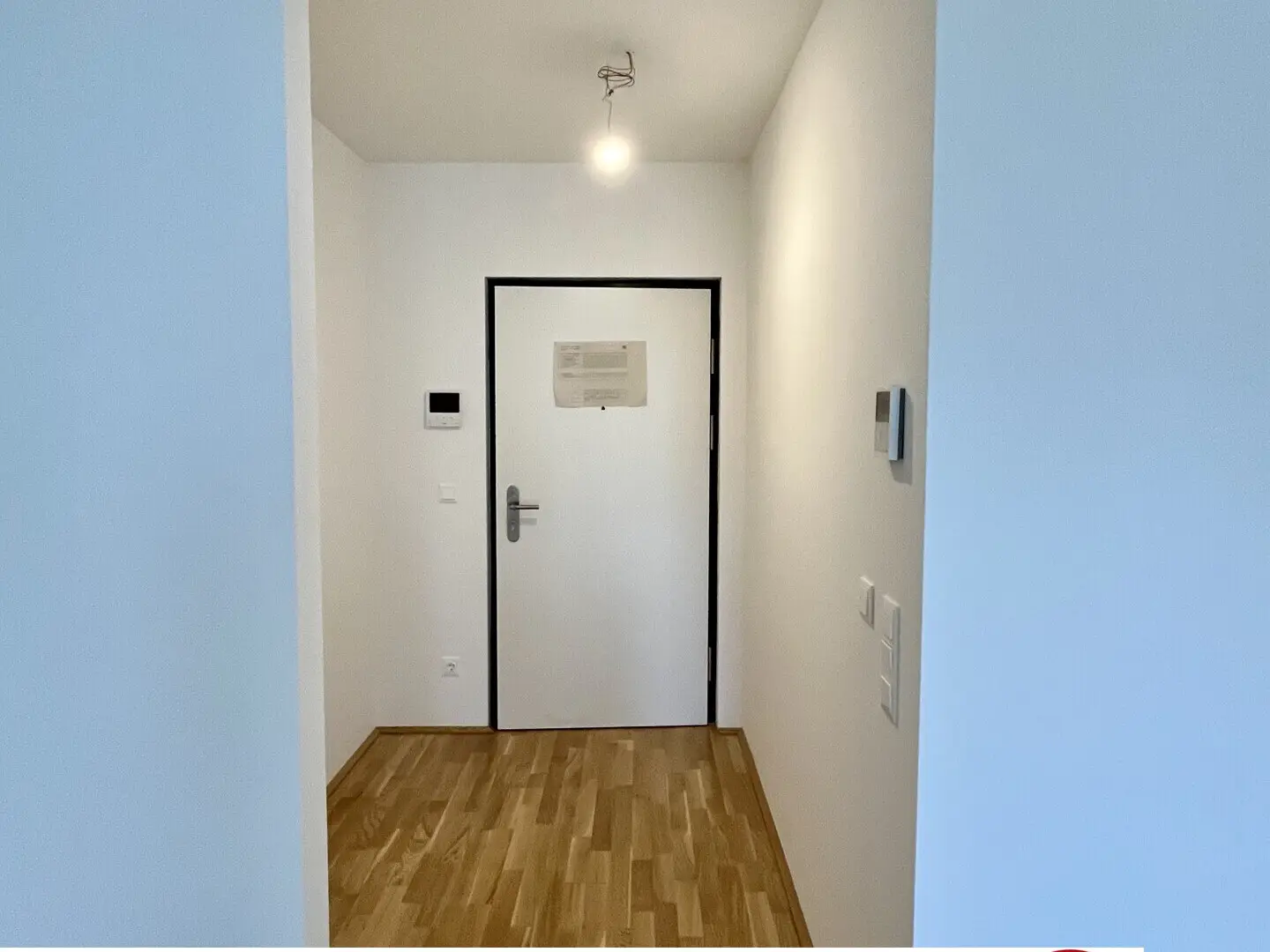 Modern Wohnung with large windows and excellent transport links