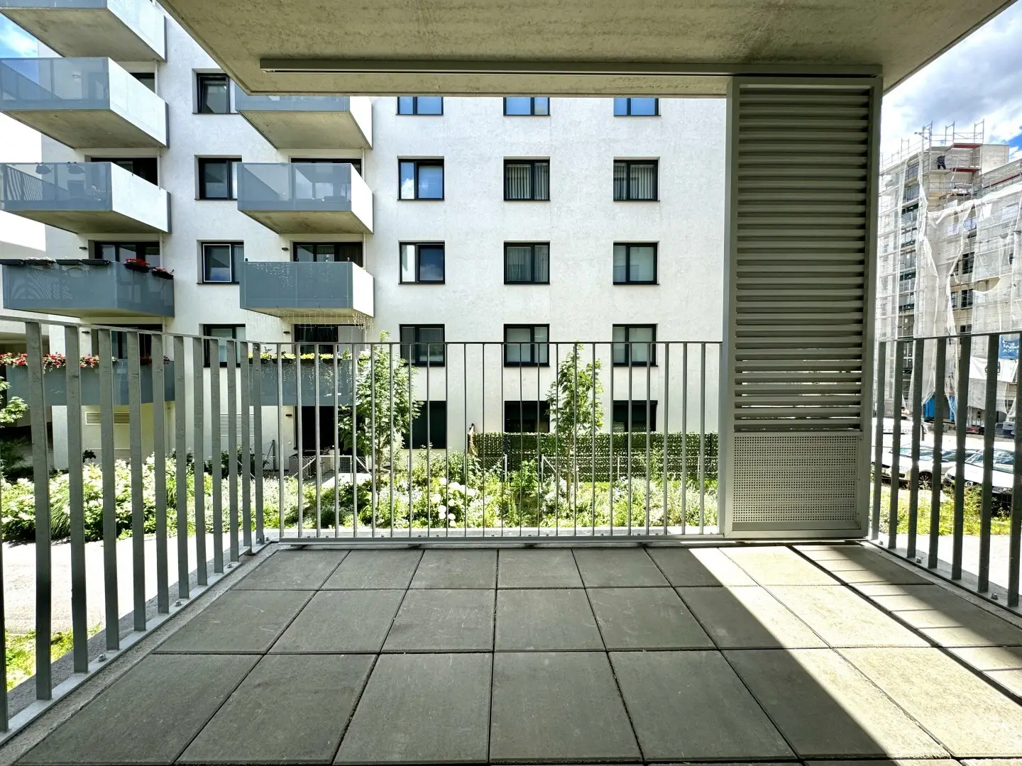 Modern Wohnung with large windows and excellent transport links