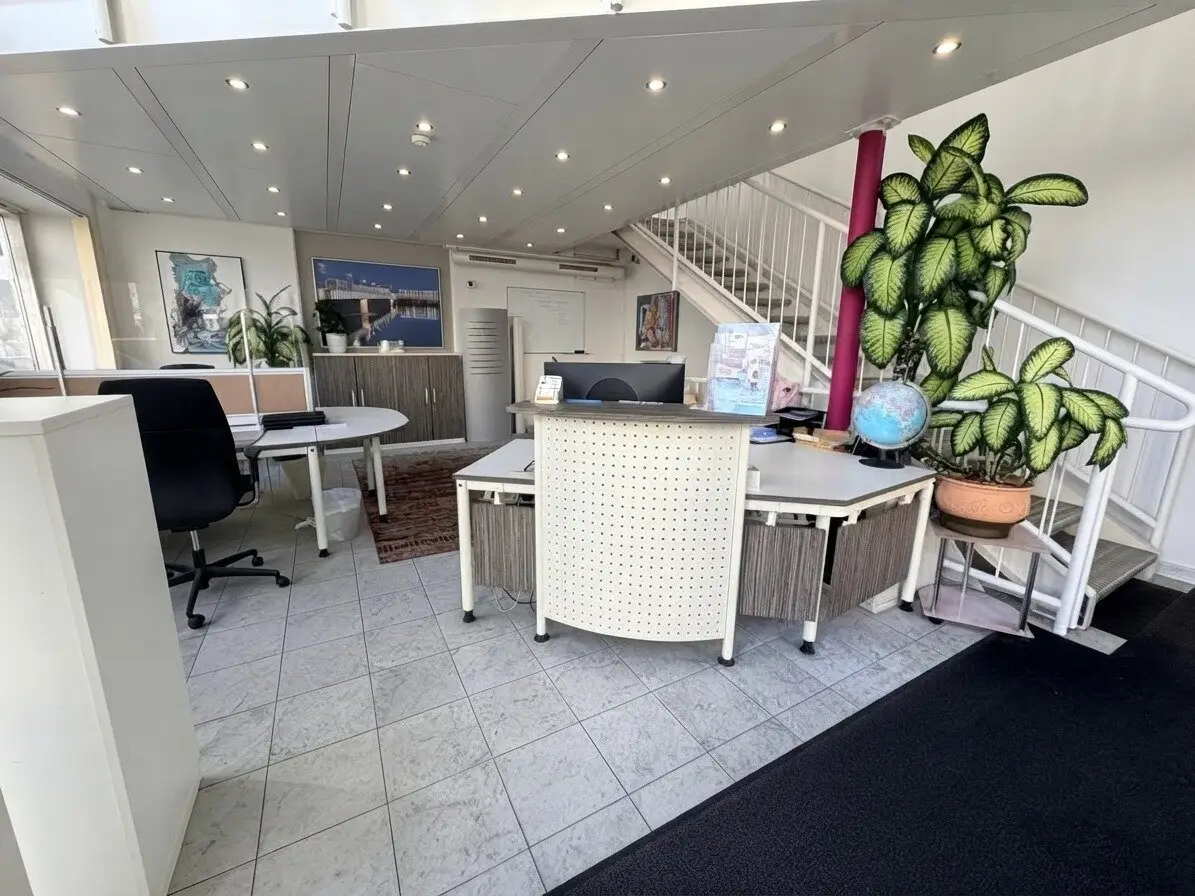 Office, Practice or Retail Space in Excellent Location!