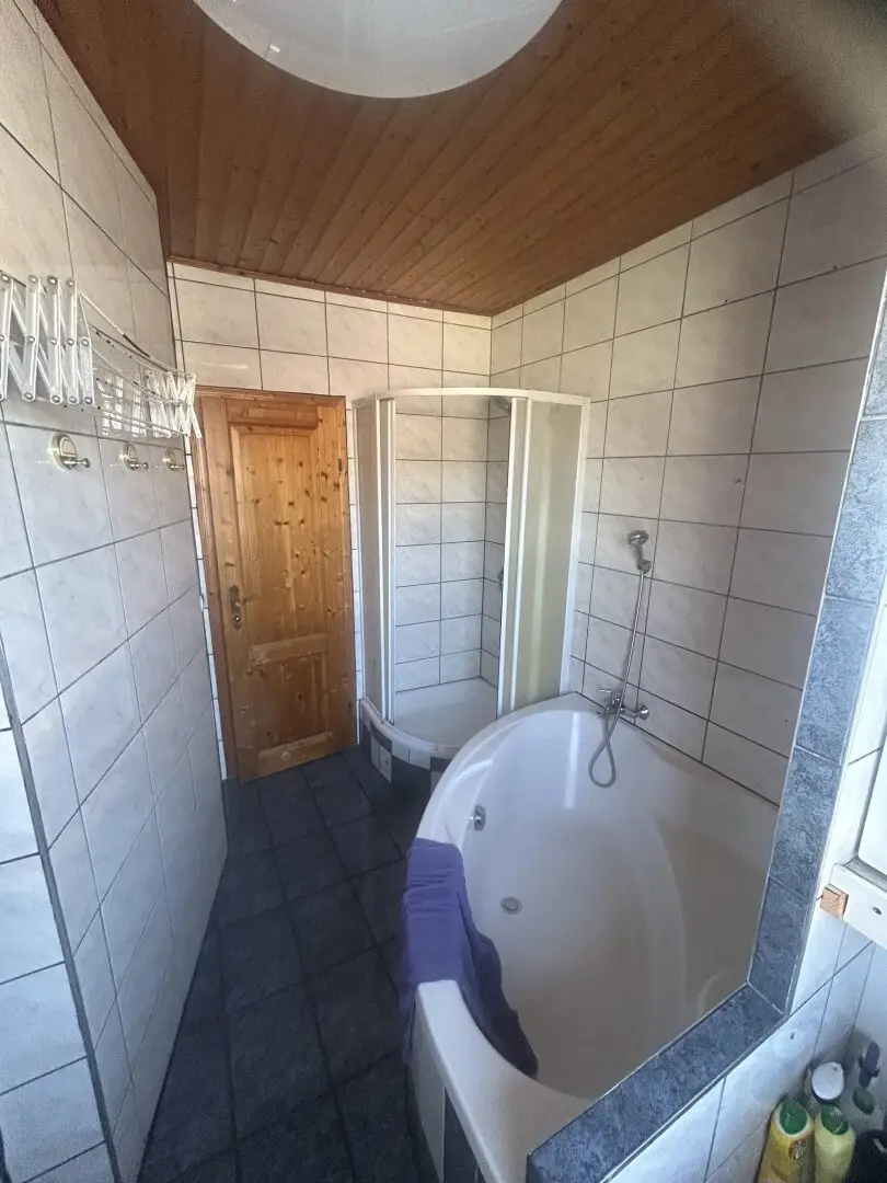 Well maintained 67m² condominium € 199 000 , fitted kitchen , bathroom with tub and shower and window, engineered parquet, district heating