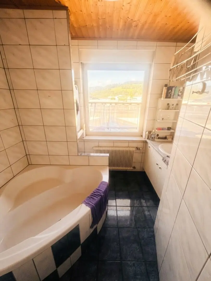 Well maintained 67m² condominium € 199 000 , fitted kitchen , bathroom with tub and shower and window, engineered parquet, district heating