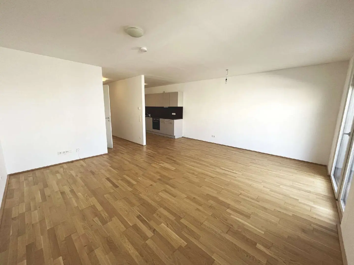 Bright Wohnung with sunny terrace and ceiling cooling