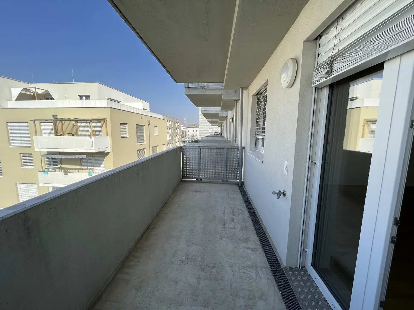 Helle Wohnung mit sonniger Terrasse und Deckenkühlung