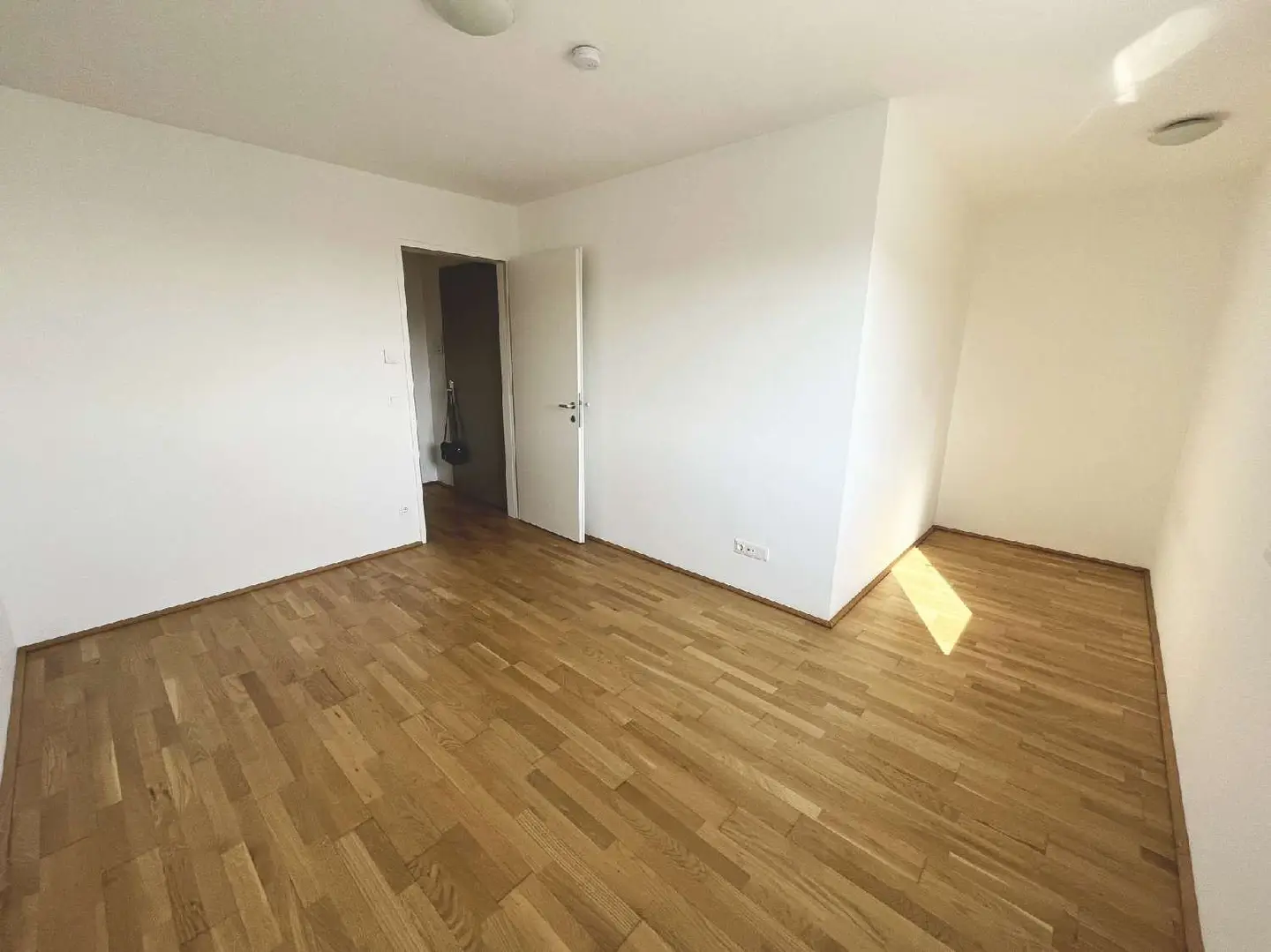 Bright Wohnung with sunny terrace and ceiling cooling