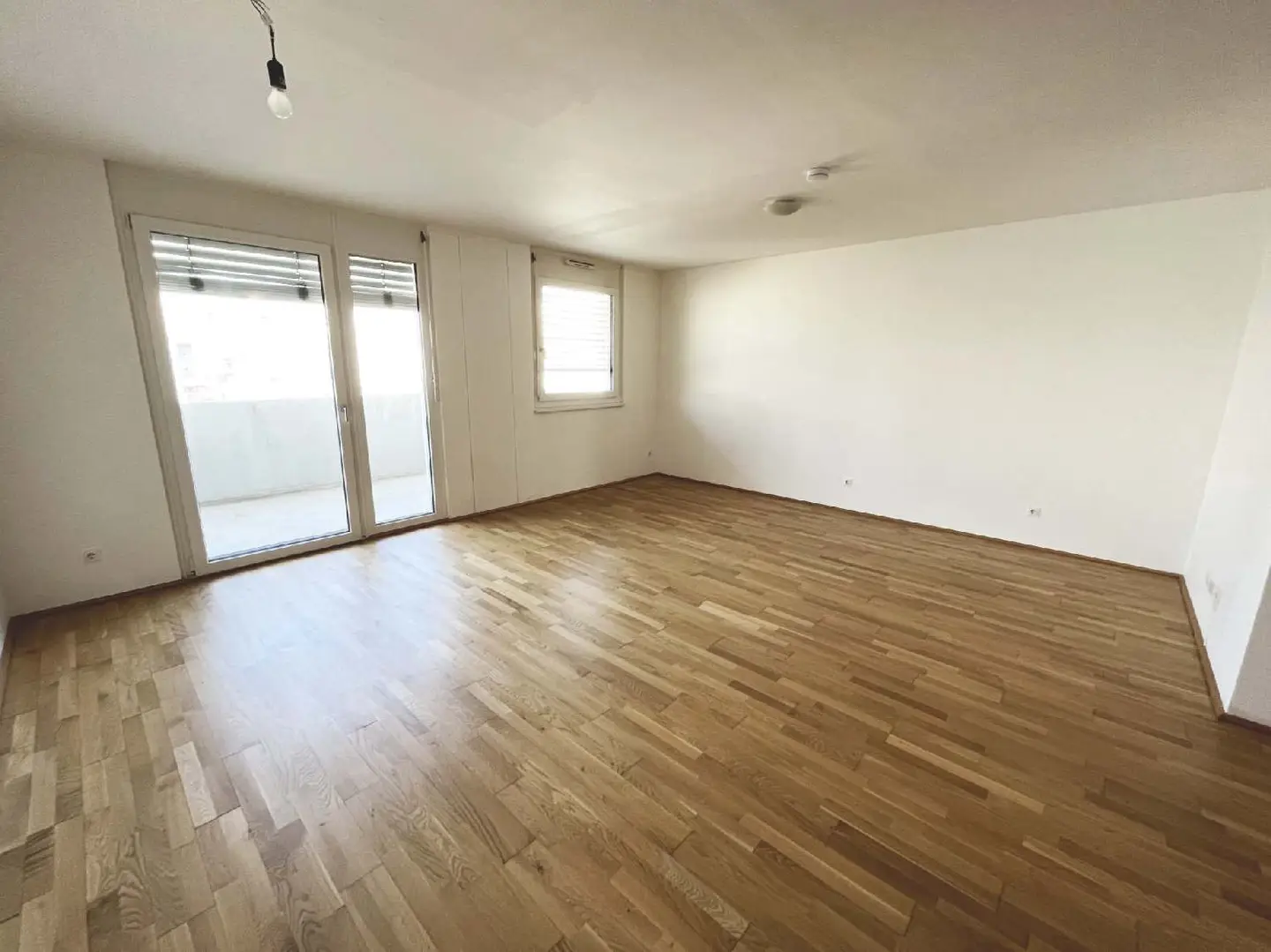 Bright Wohnung with sunny terrace and ceiling cooling