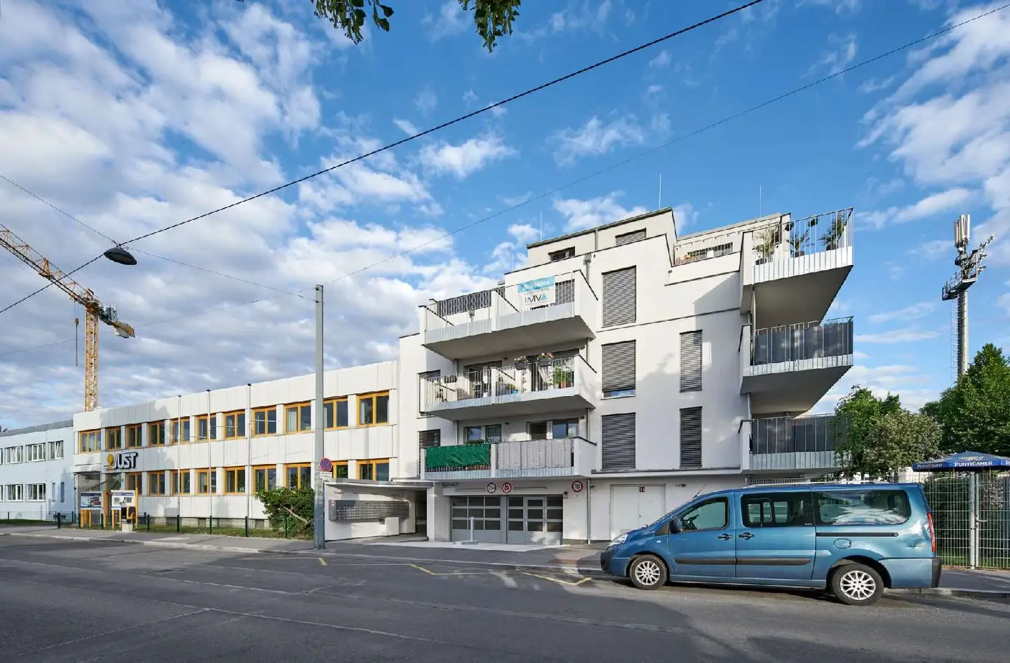 Moderne Wohnung mit Balkon und Blick ins Grüne