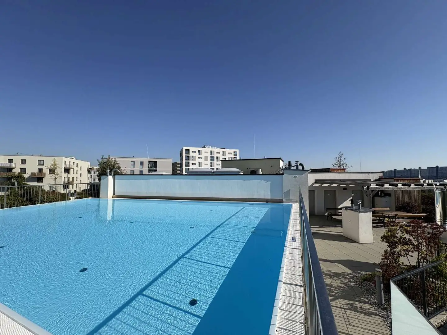 Wohnung mit Dachpool und Balkon in Neubau