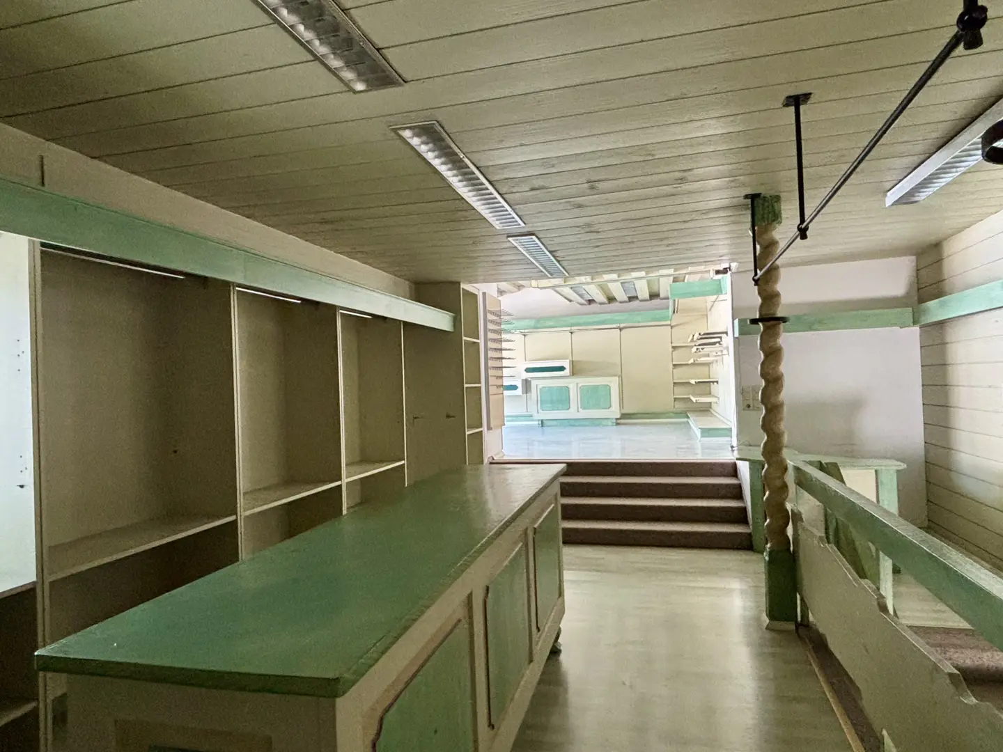 Zentrale, helle Ladenfläche mit großen Schaufenstern Loftwohnung