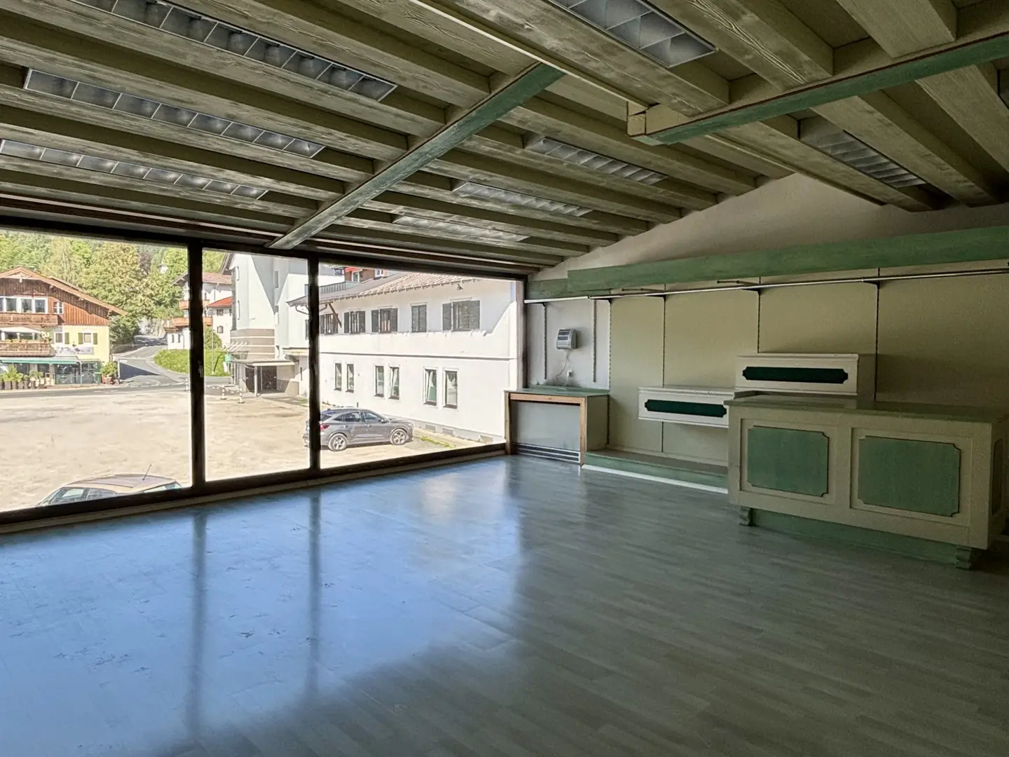 Zentrale, helle Ladenfläche mit großen Schaufenstern Loftwohnung