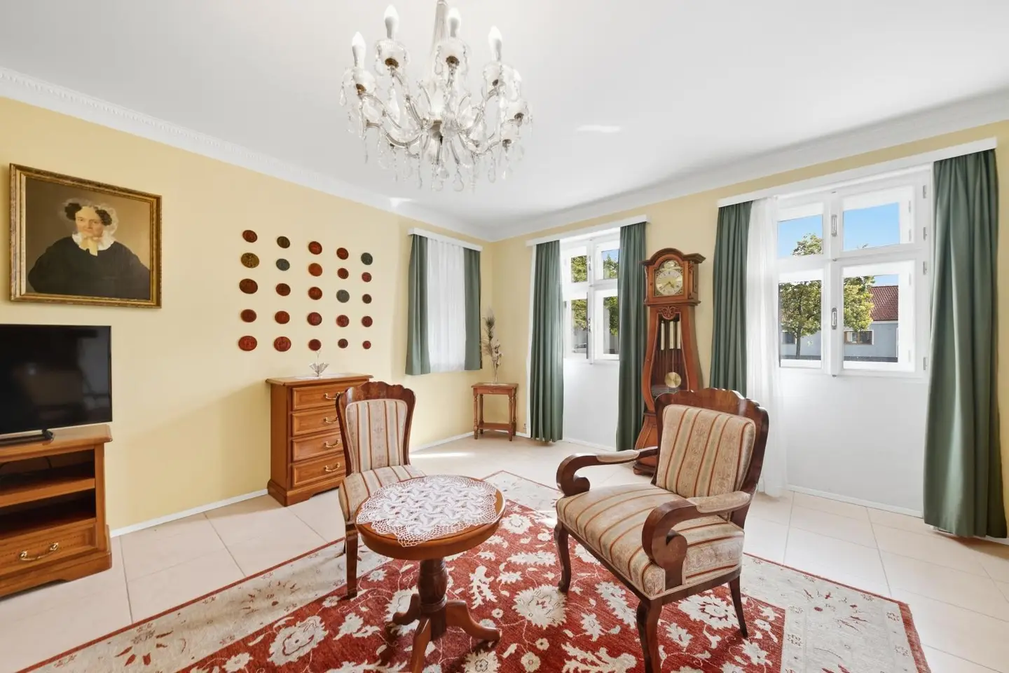 Historic country house charm with private courtyard and garden Apartment