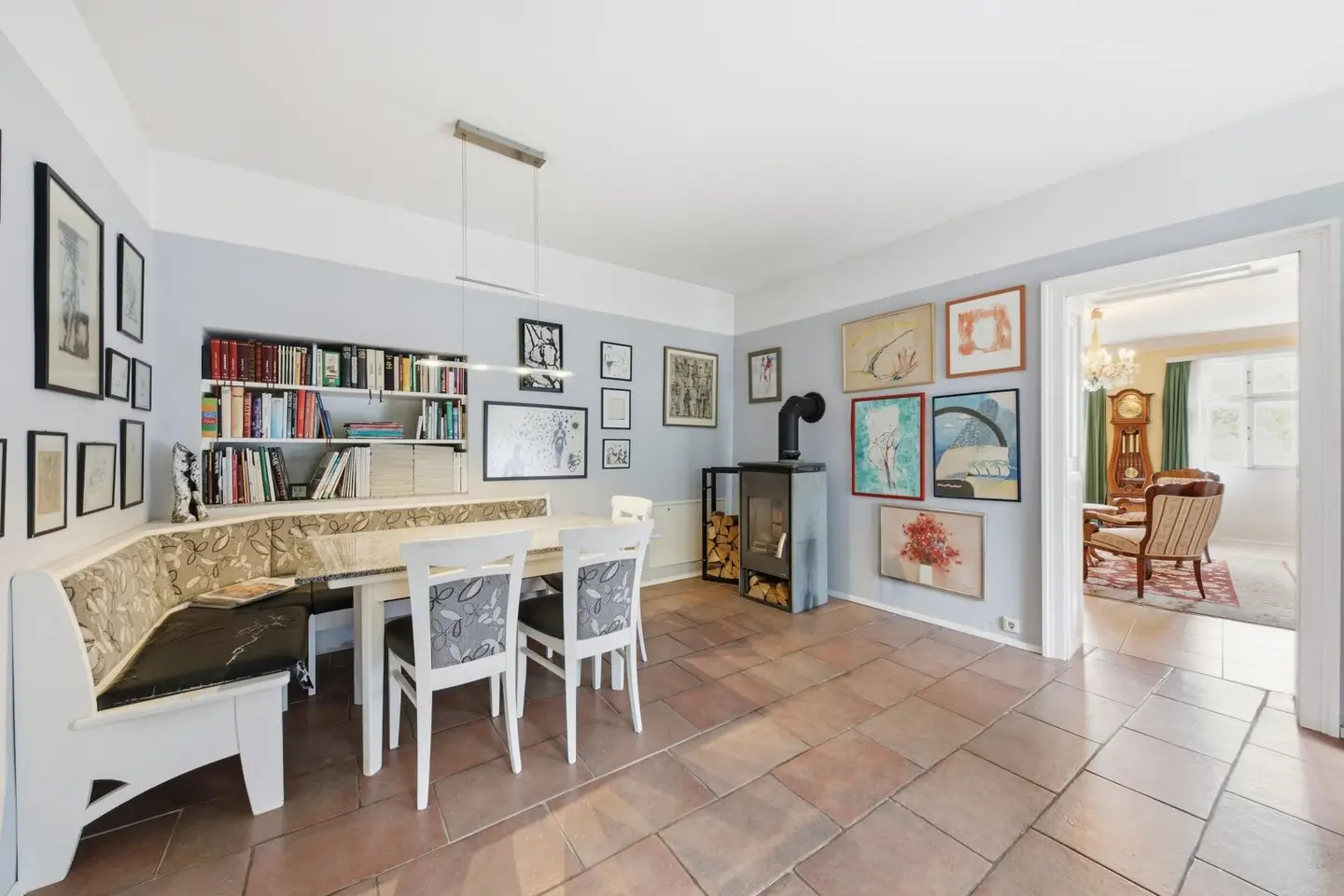 Historic country house charm with private courtyard and garden Apartment