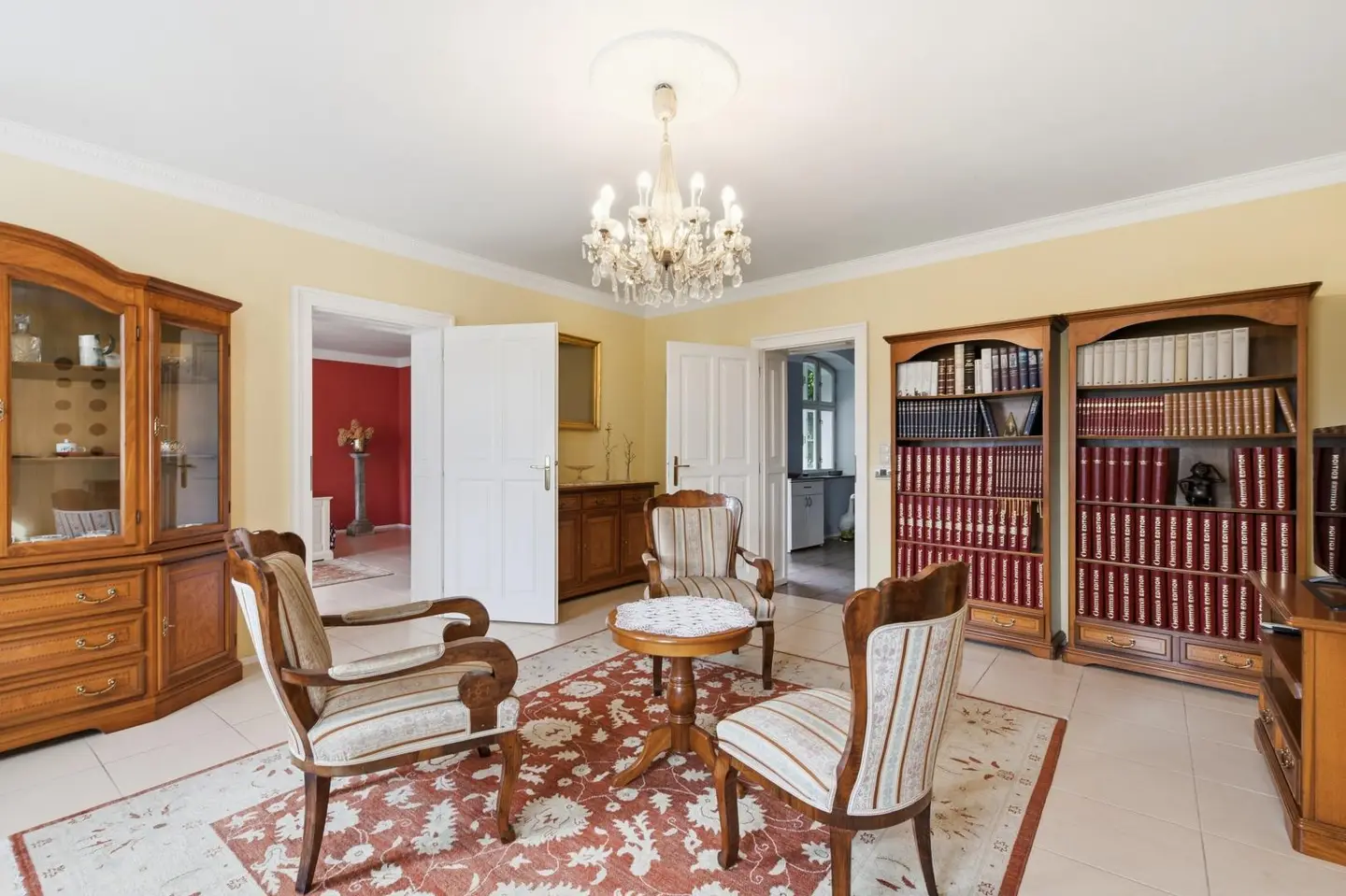 Historic country house charm with private courtyard and garden Apartment