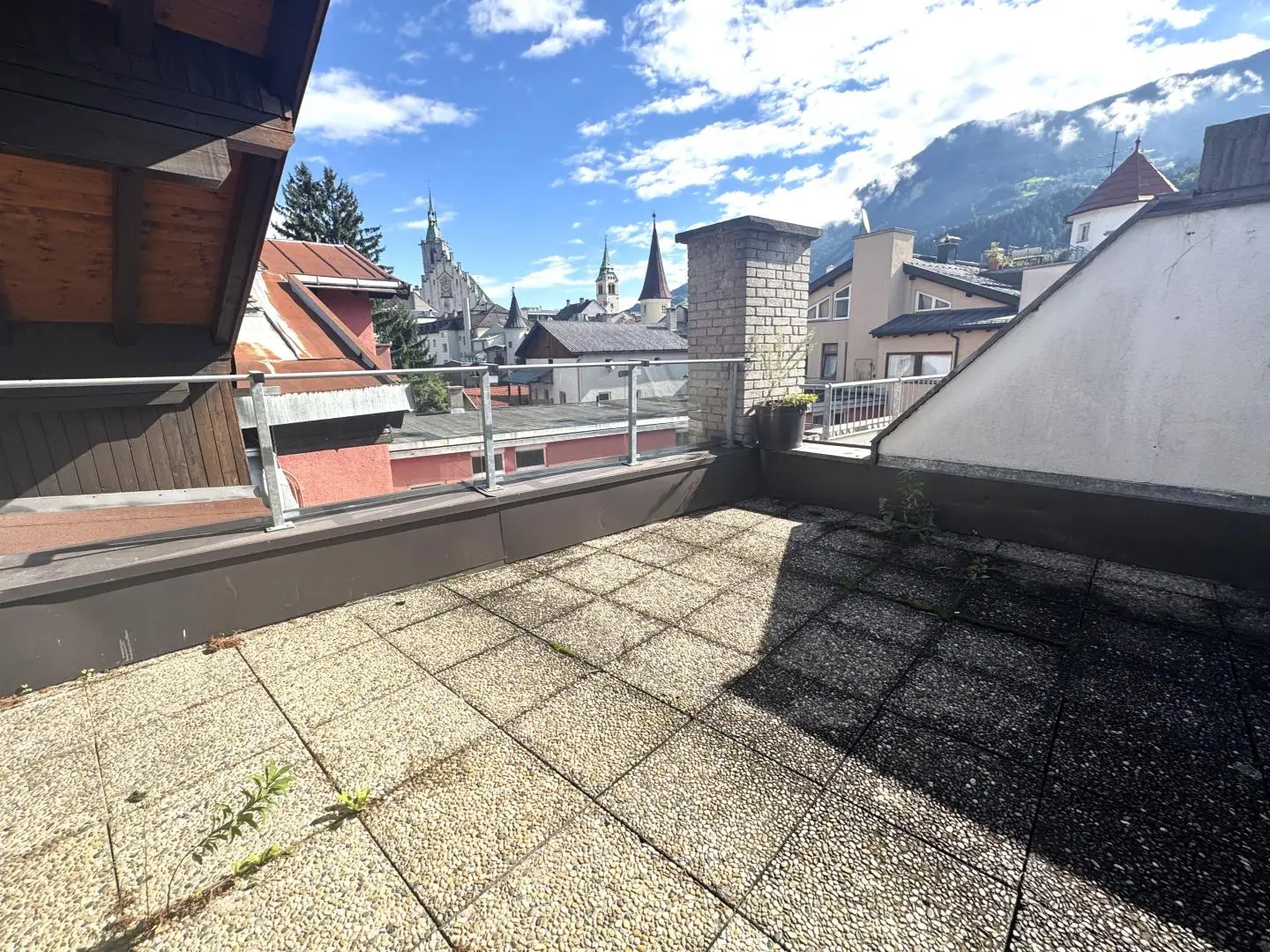 Dachgeschosswohnung with roof terrace and development potential