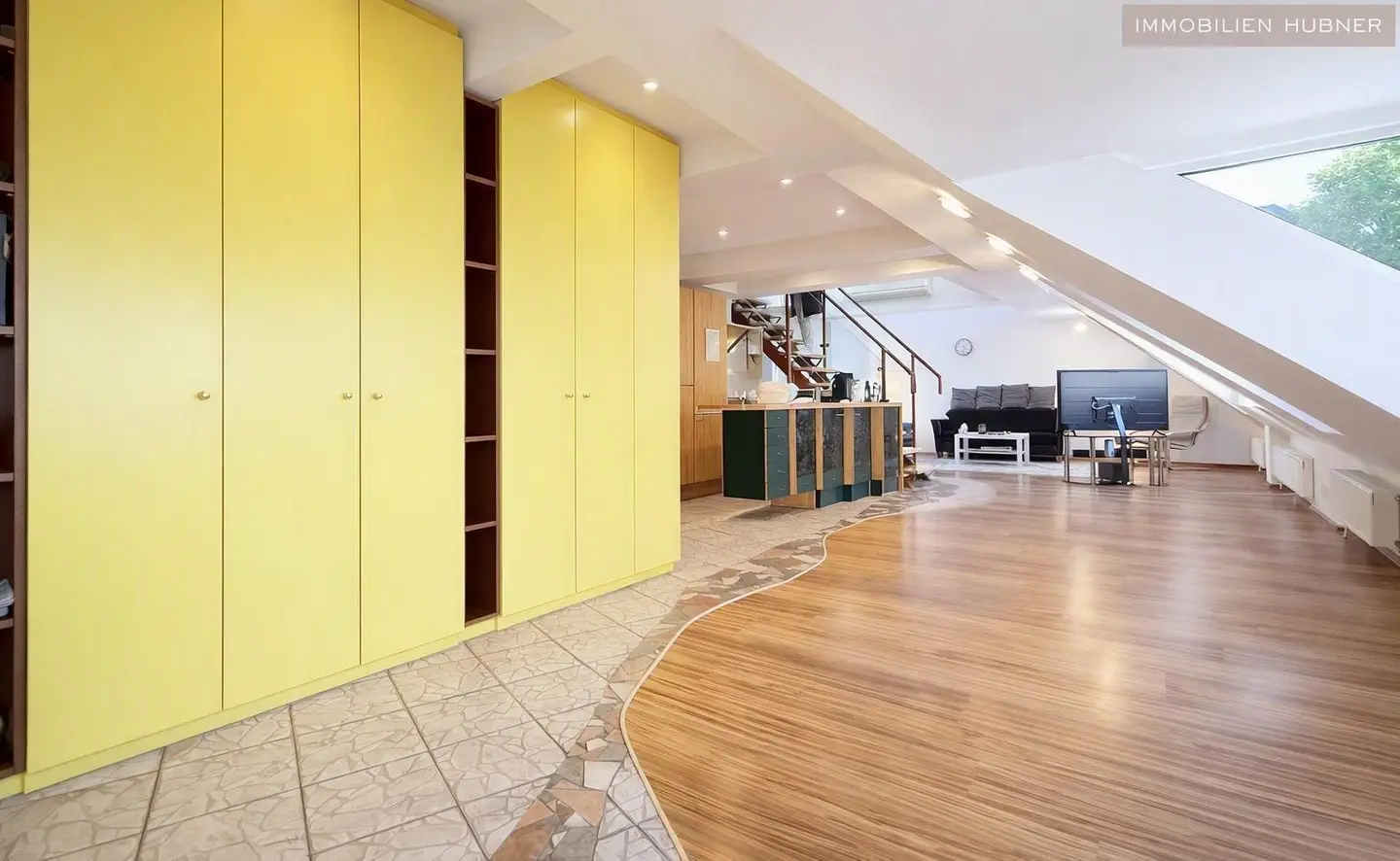 Dachgeschosswohnung with spacious terrace and air conditioning