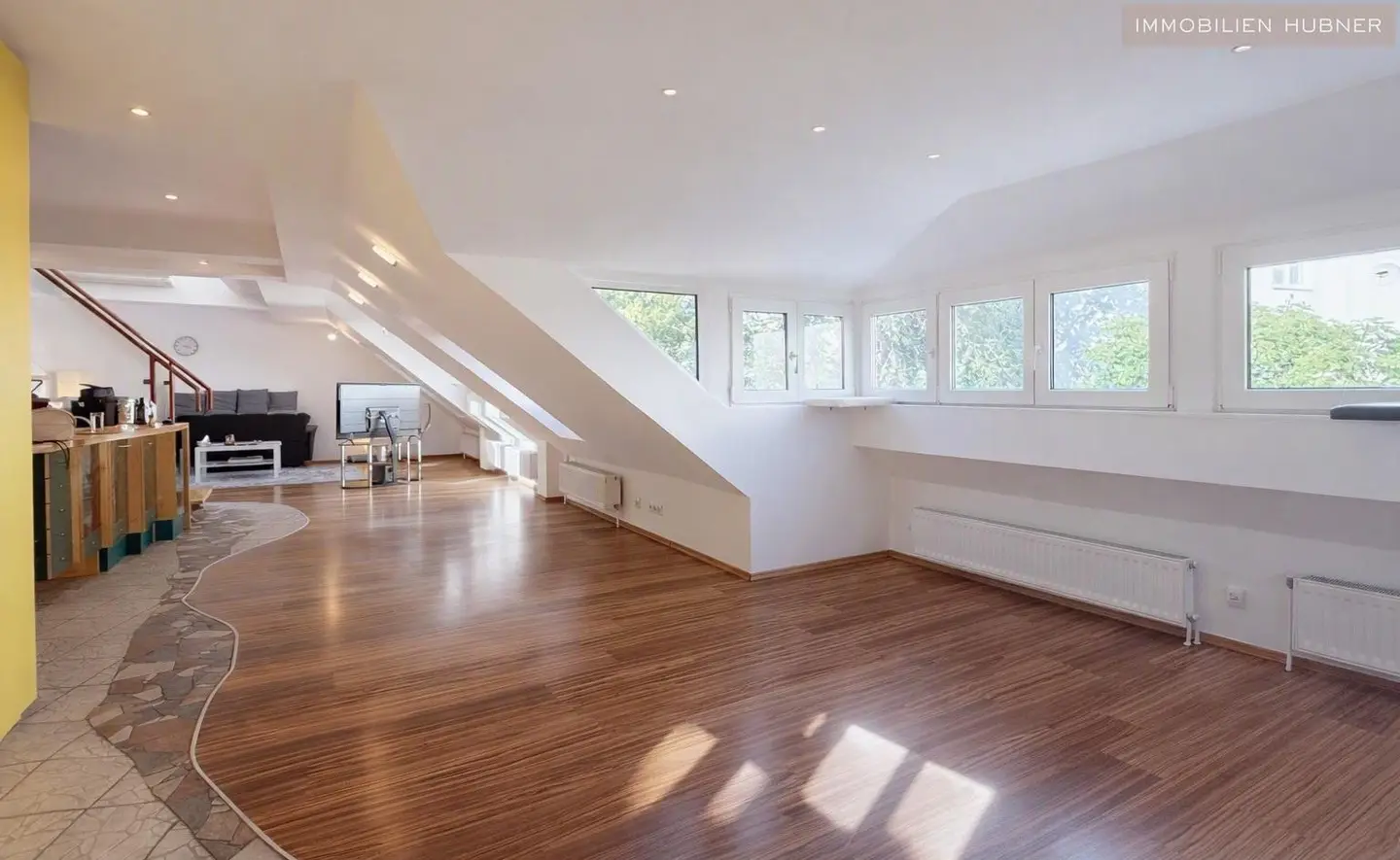 Dachgeschosswohnung with spacious terrace and air conditioning