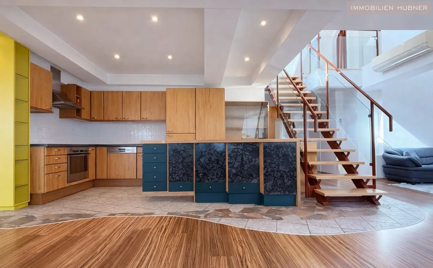 Dachgeschosswohnung with spacious terrace and air conditioning