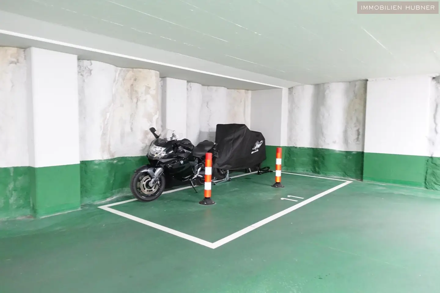 Motorcycle garage space with car lift Apartment