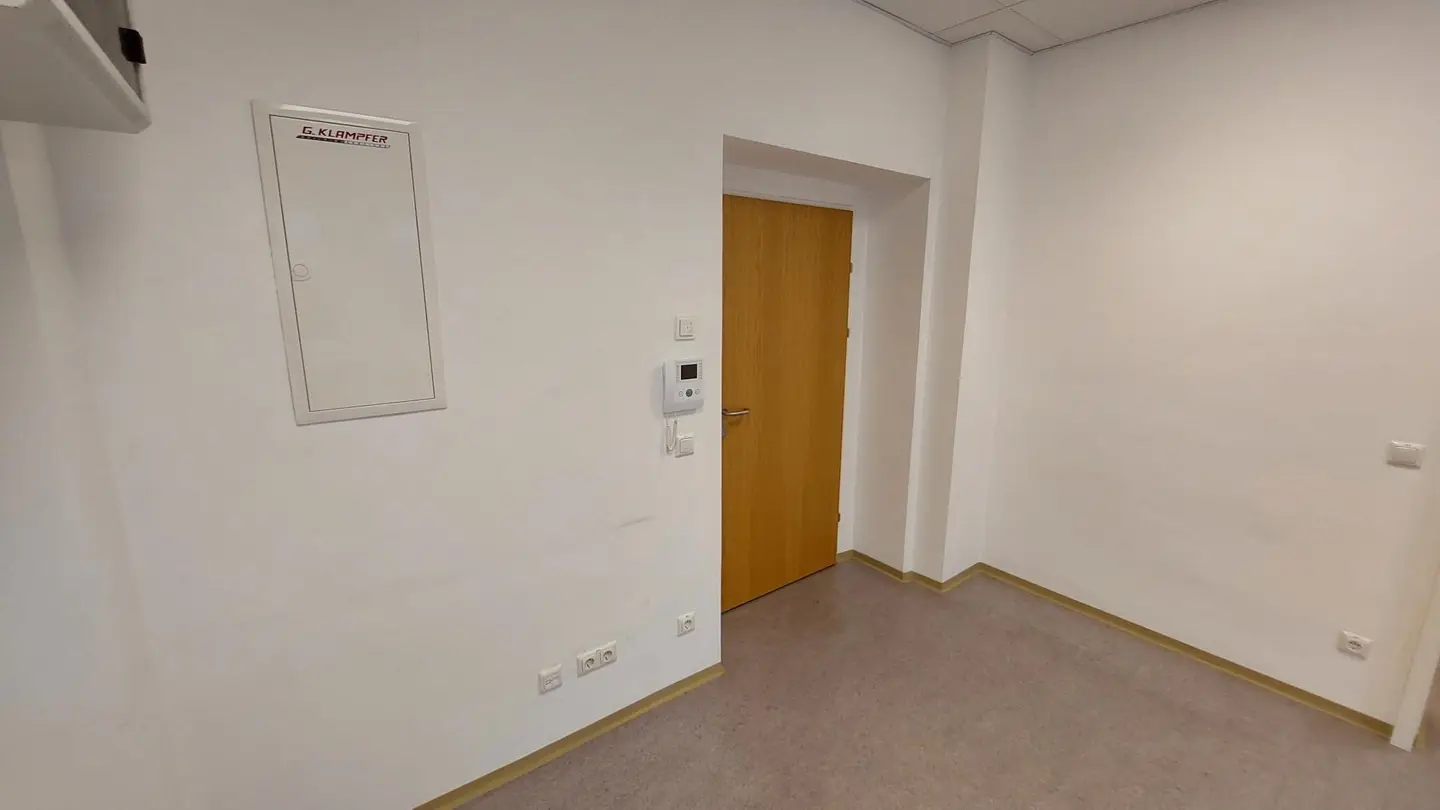 Erdgeschosswohnung mit westseitigen Fenstern und inkludiertem Internet