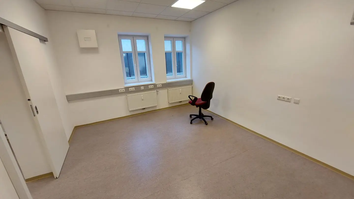 Erdgeschosswohnung mit westseitigen Fenstern und inkludiertem Internet