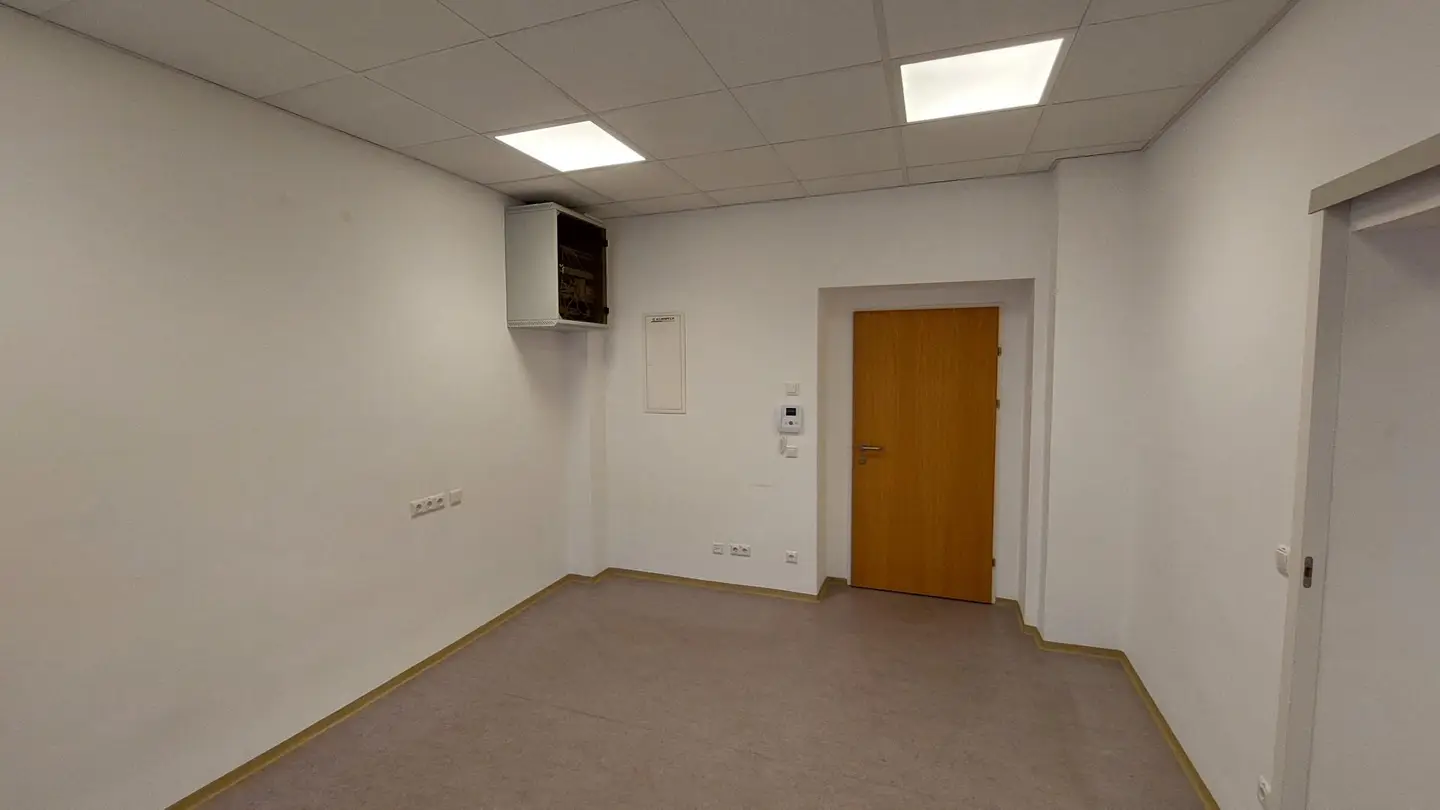 Erdgeschosswohnung mit westseitigen Fenstern und inkludiertem Internet