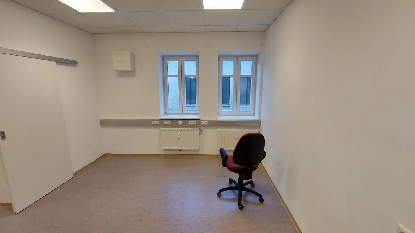 Erdgeschosswohnung mit westseitigen Fenstern und inkludiertem Internet
