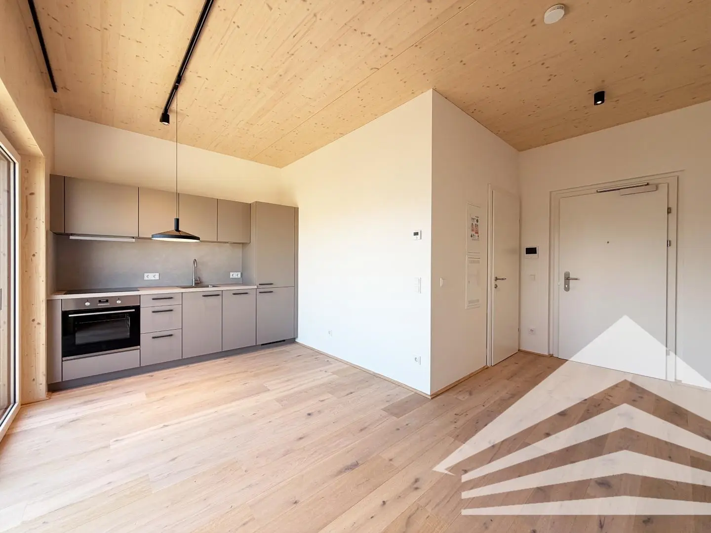 Wohnung Neubau Erstbezug mit Balkon und Holzfassade