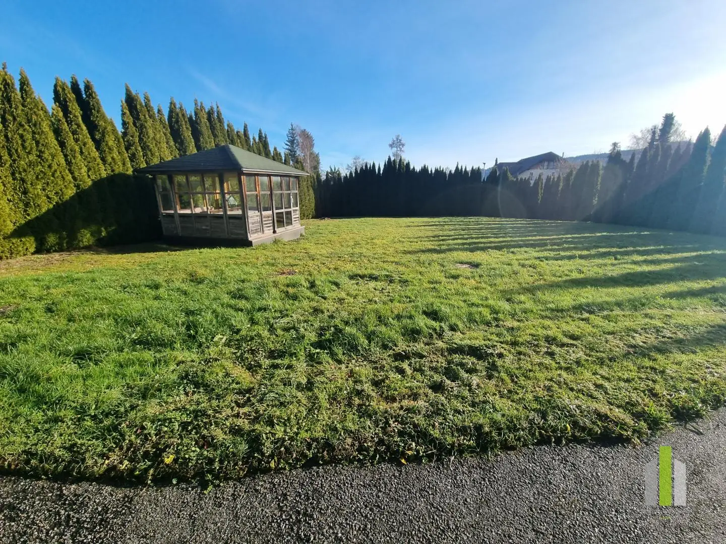 Helle Wohnung mit großem Privatgarten und Einbauküche