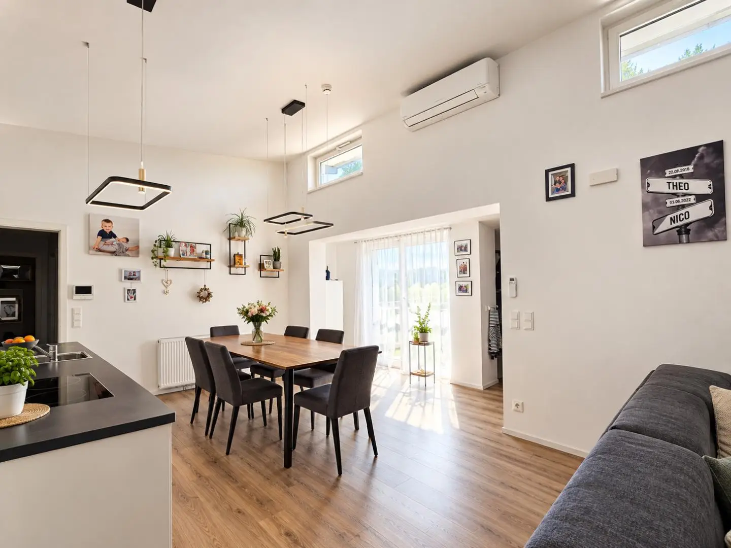 Bright penthouse with large roof terrace and communal pool