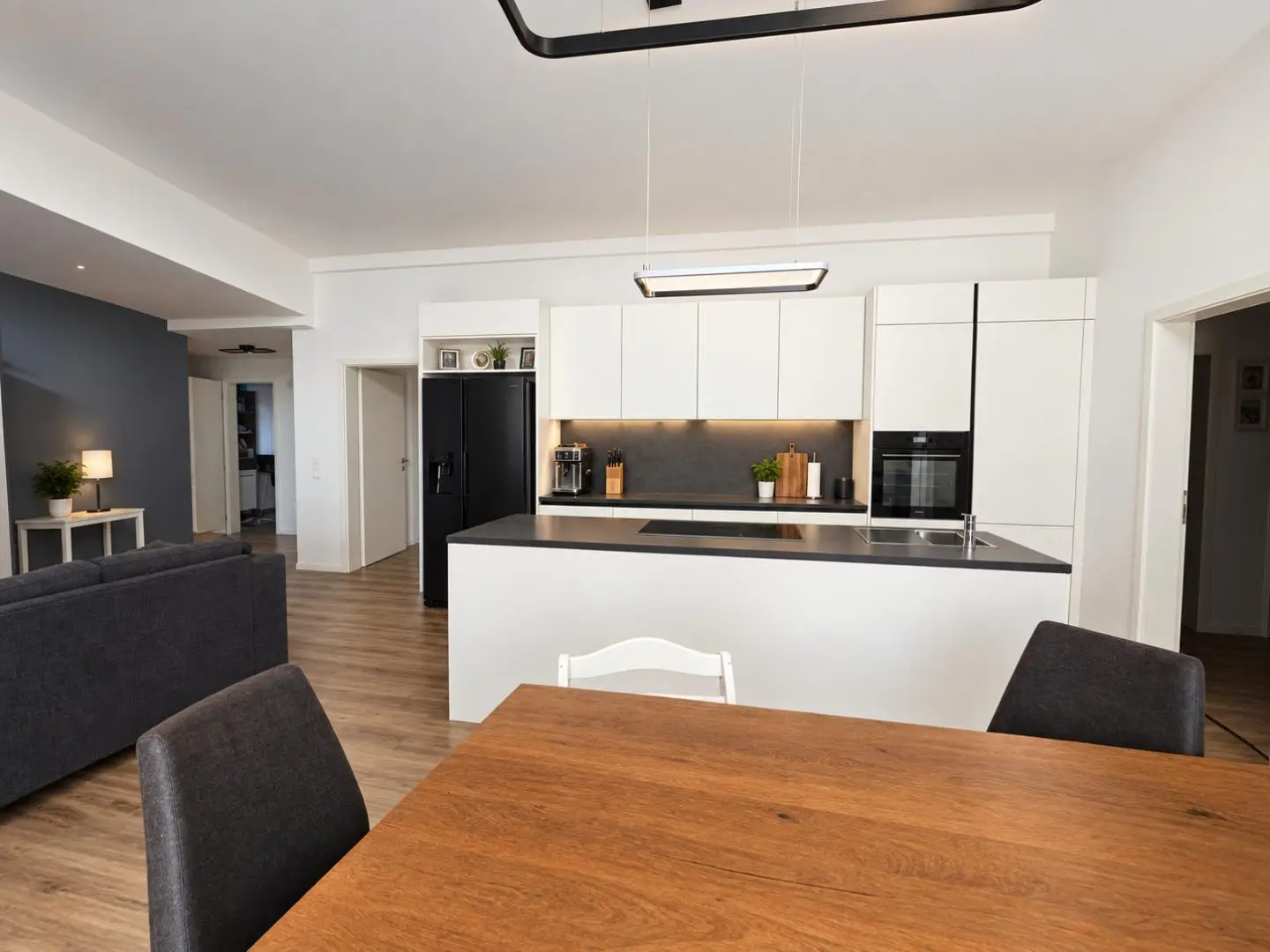 Bright penthouse with large roof terrace and communal pool