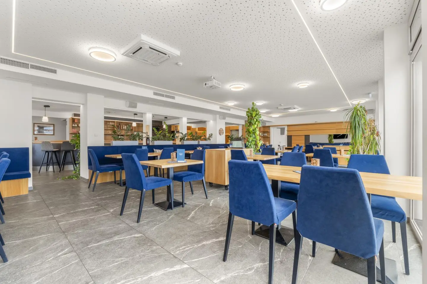 Modernisierte Wohnung mit Terrasse und Parkplätzen