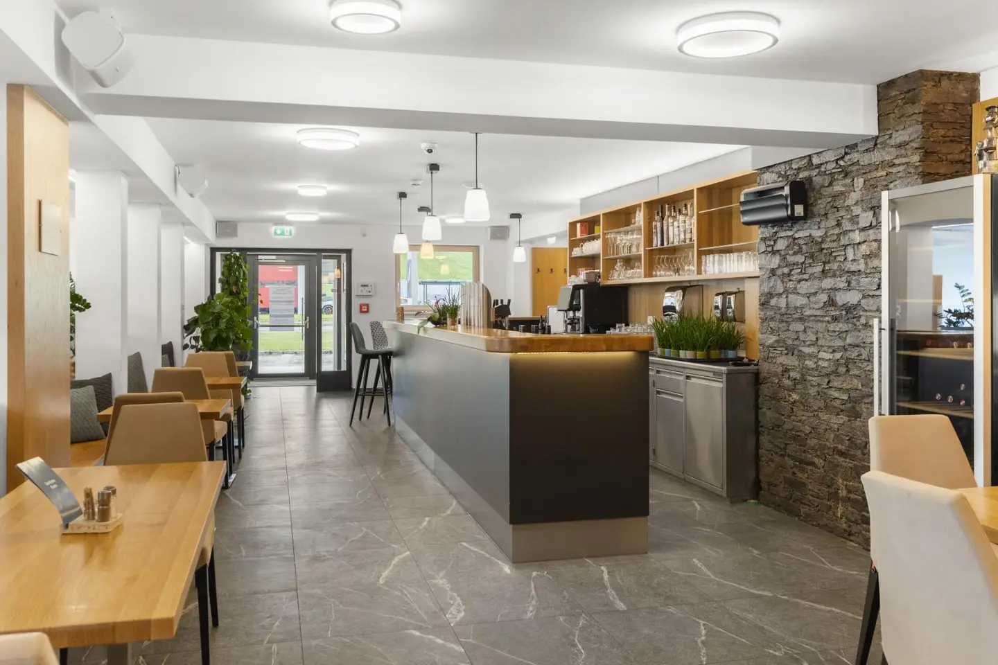 Modernisierte Wohnung mit Terrasse und Parkplätzen