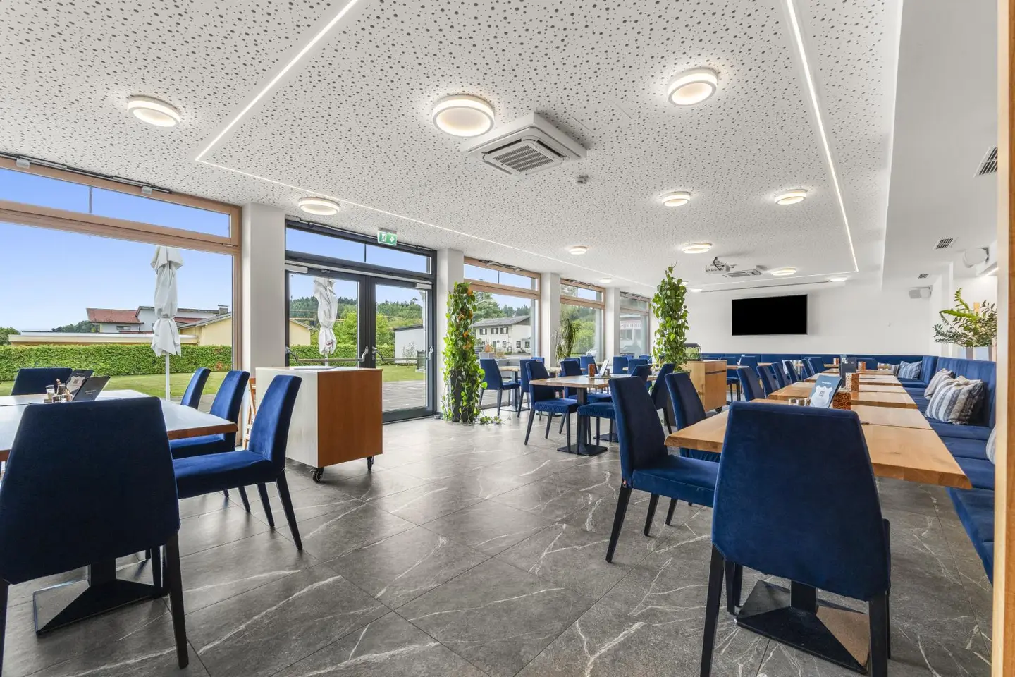 Modernisierte Wohnung mit Terrasse und Parkplätzen
