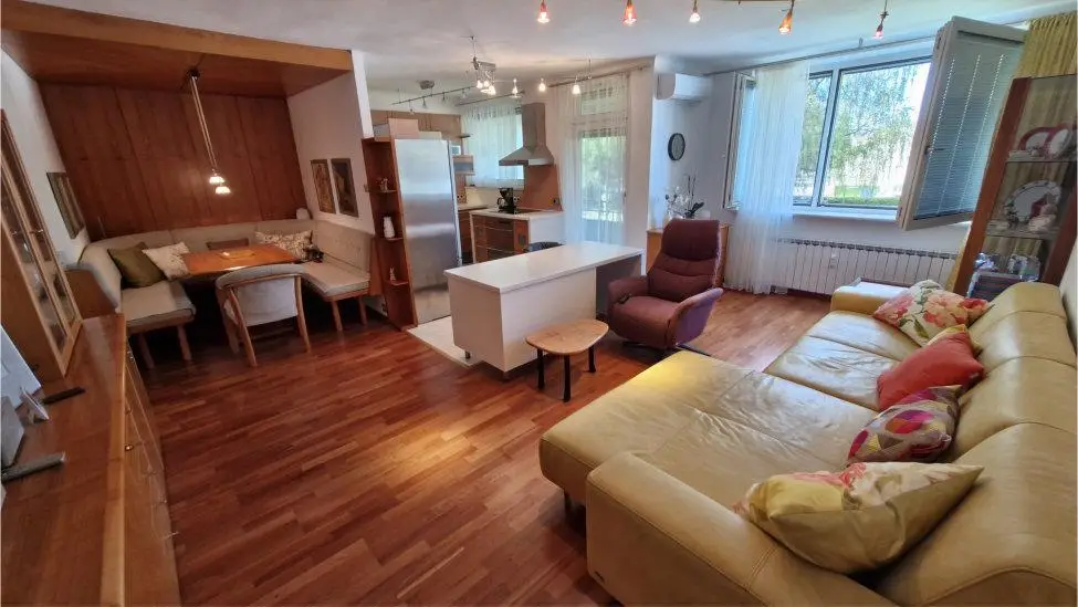 Bright apartment with loggia and air conditioning