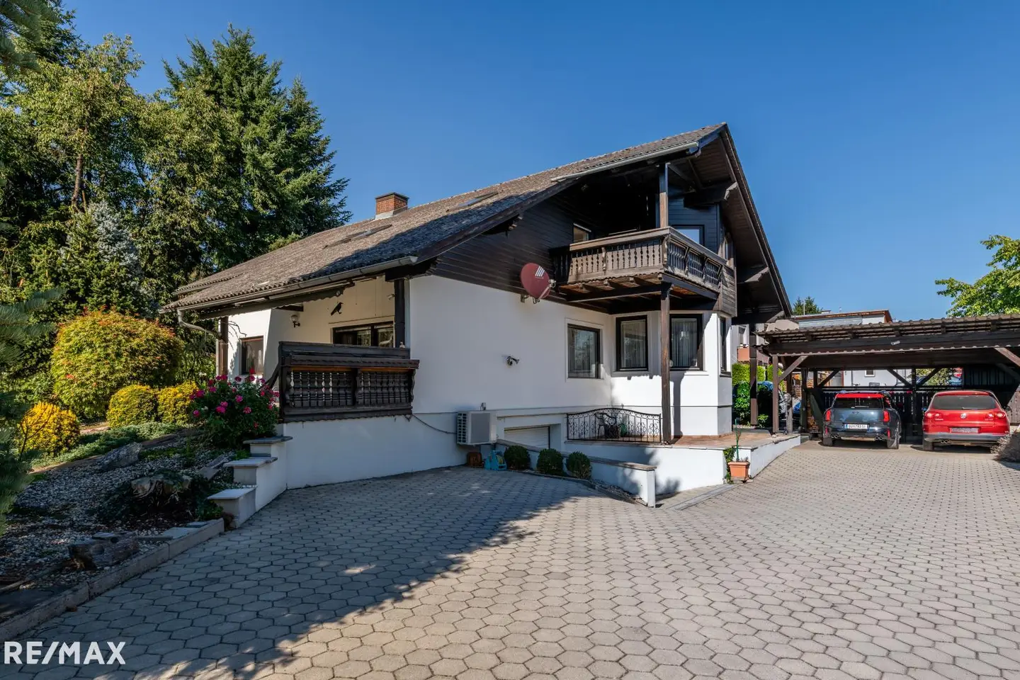 Family apartment with sunny garden and garage