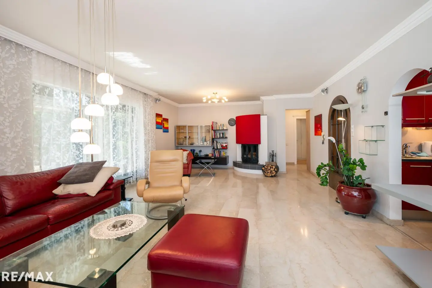 Family apartment with sunny garden and garage