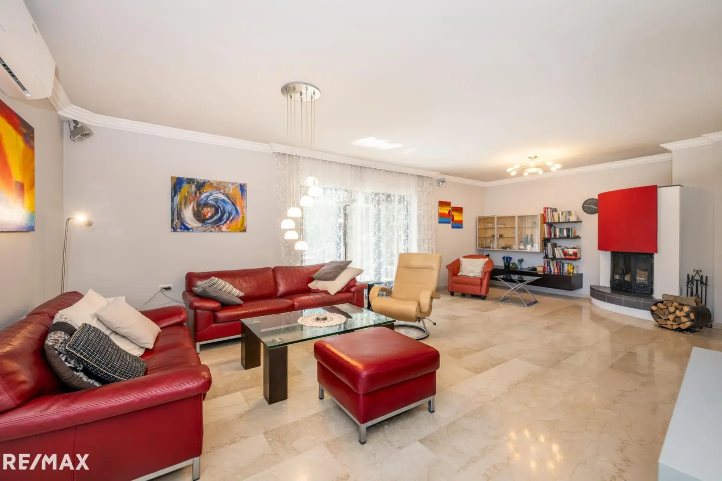 Family apartment with sunny garden and garage