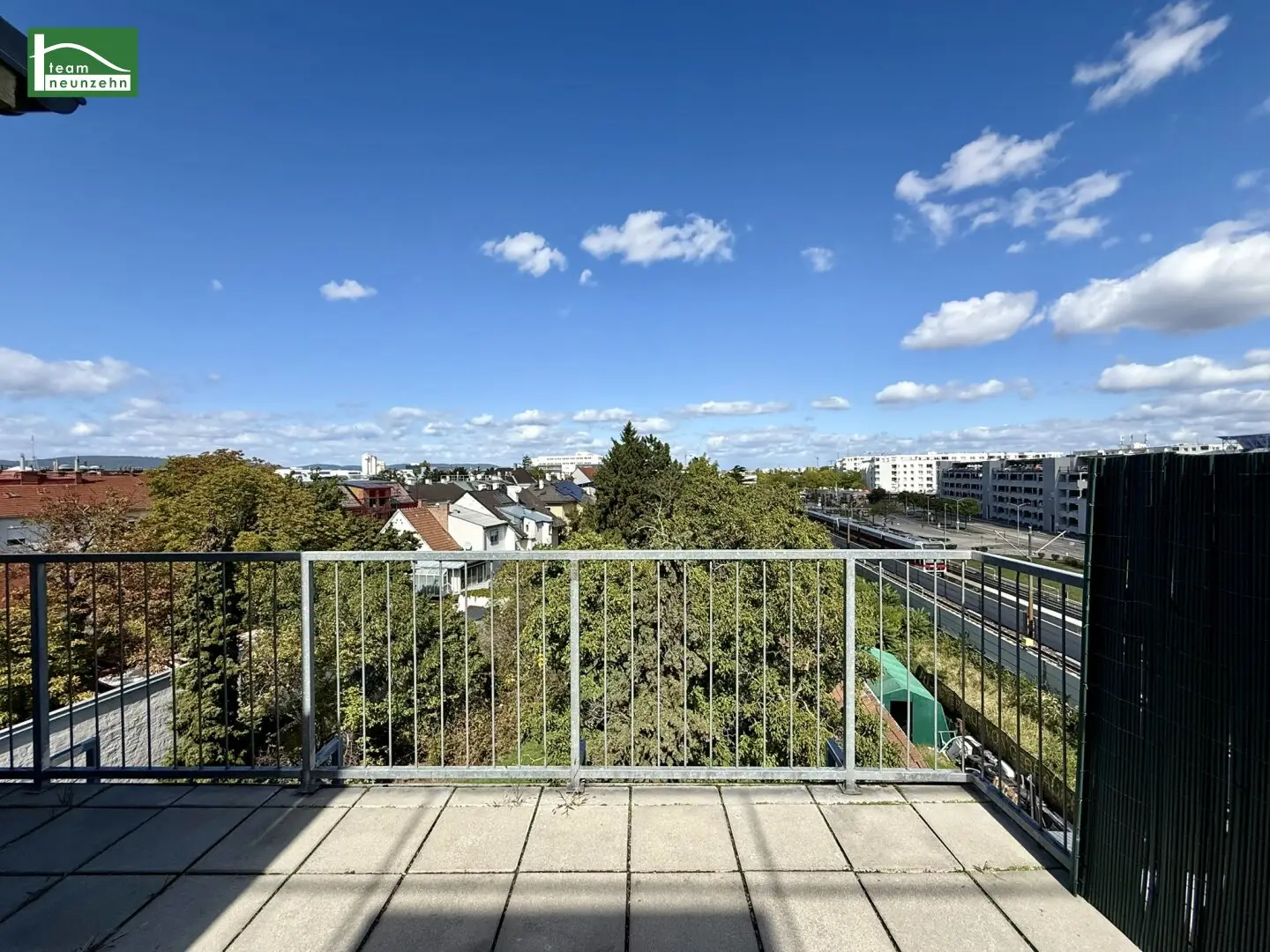 Spacious 3-room apartment approx. 90 m² including terrace, fitted kitchen and air conditioning