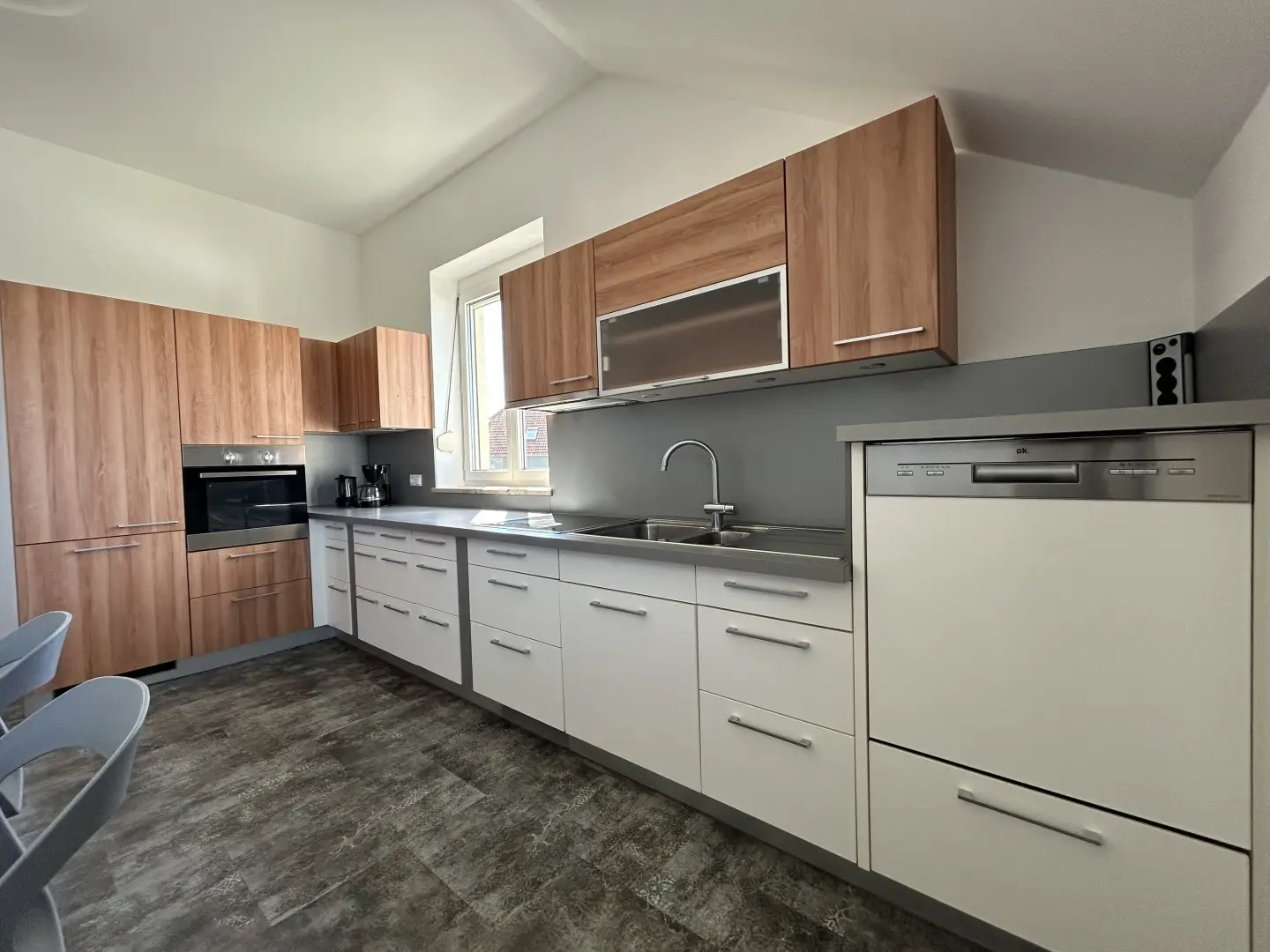 Helle Wohnung mit Terrasse und Teilmöblierung