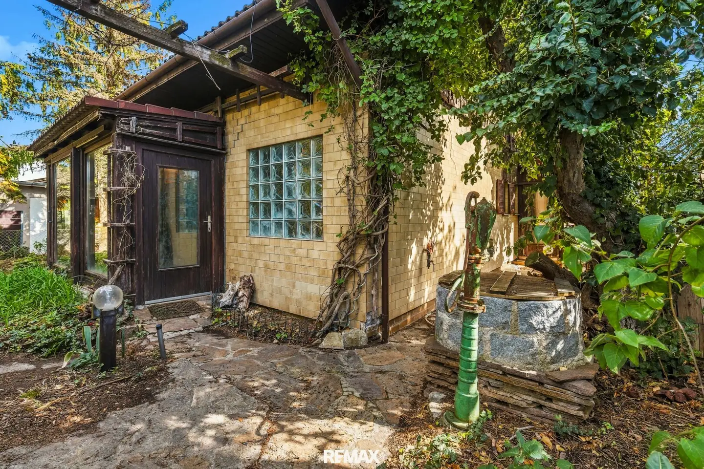 House with large plot and lake share, a renovation project with many possibilities - Götzendorf