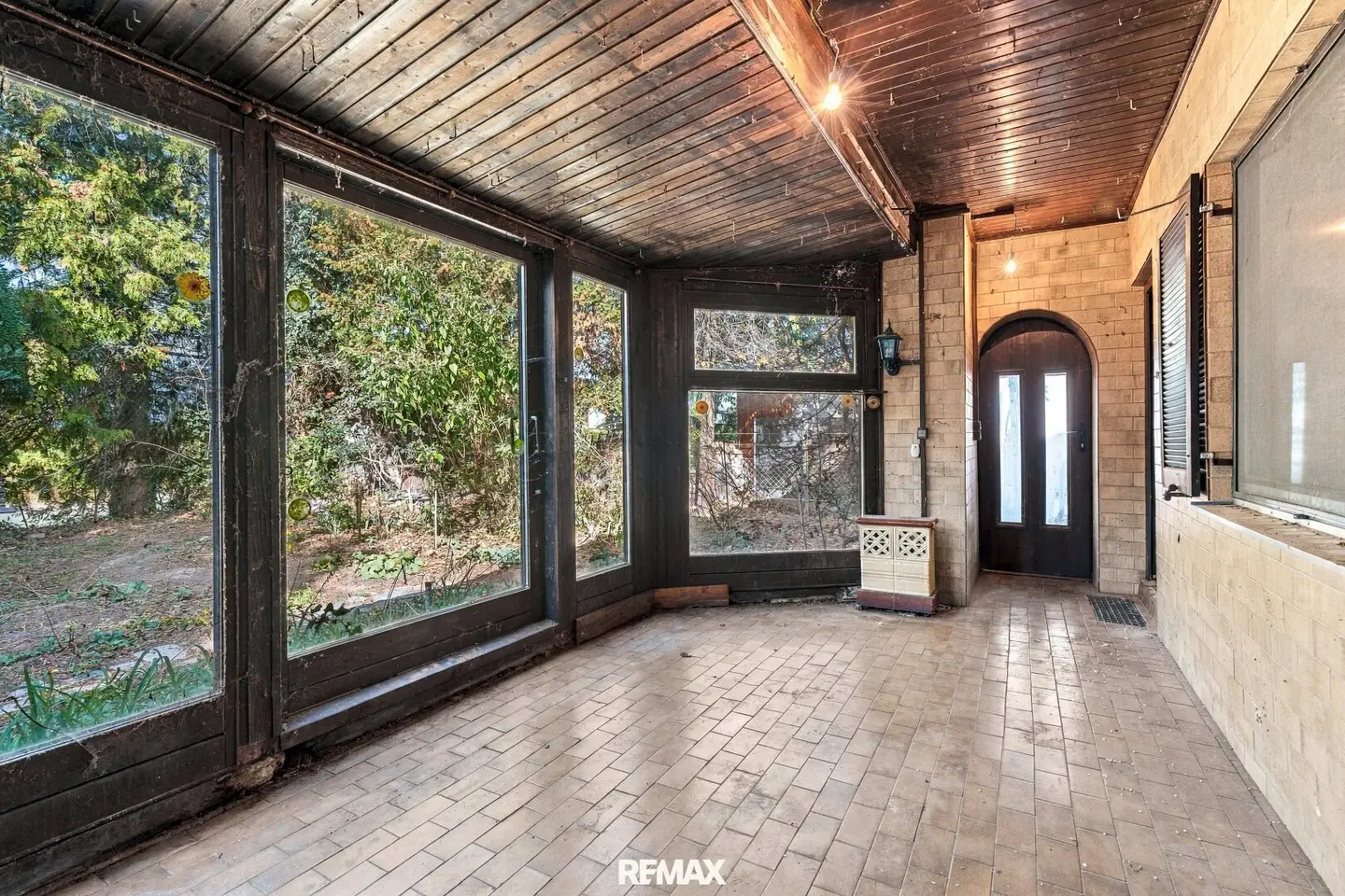 House with large plot and lake share, a renovation project with many possibilities - Götzendorf
