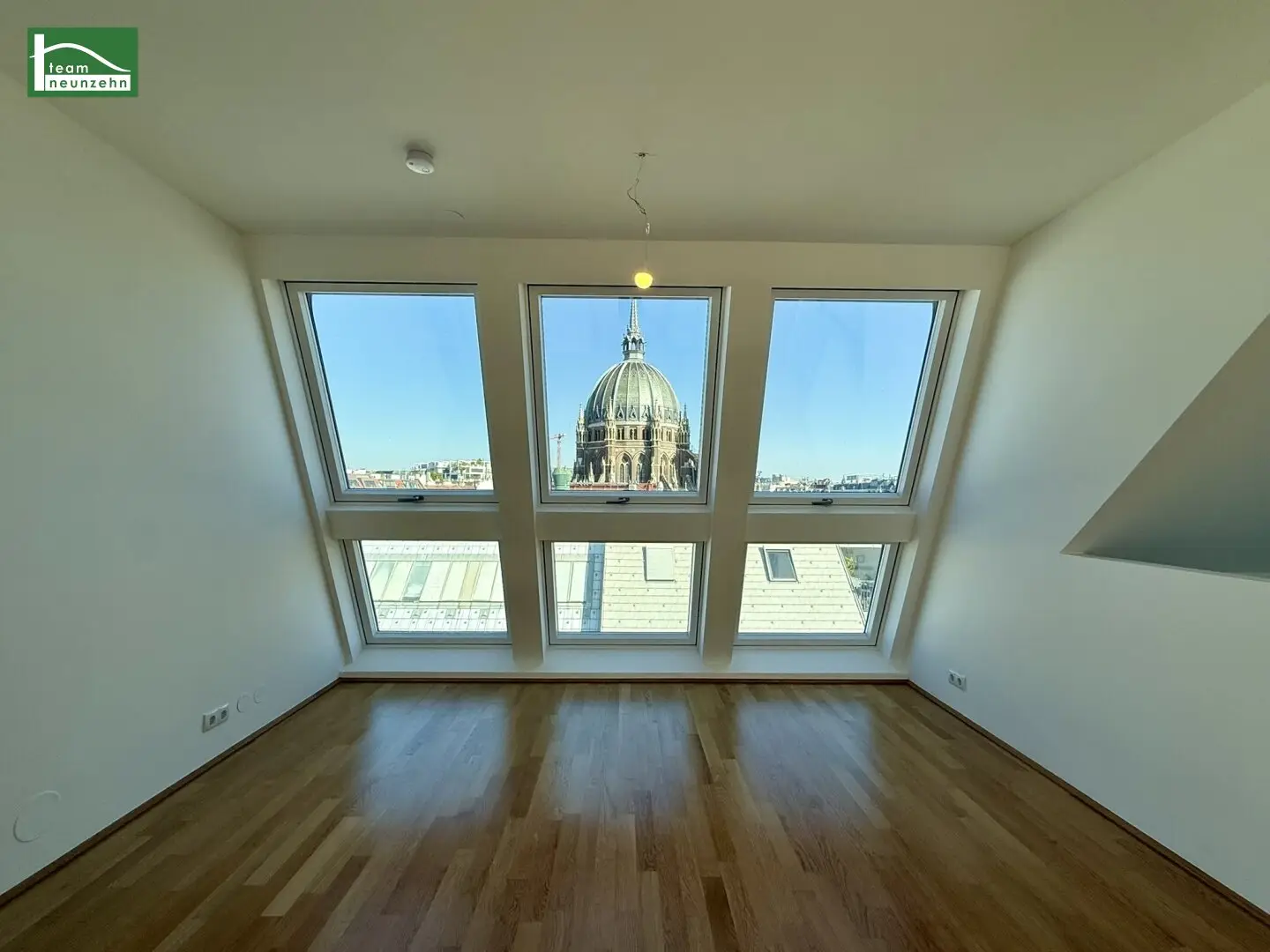 Exclusive living: Enjoy life in our high-quality maisonette attic apartment!