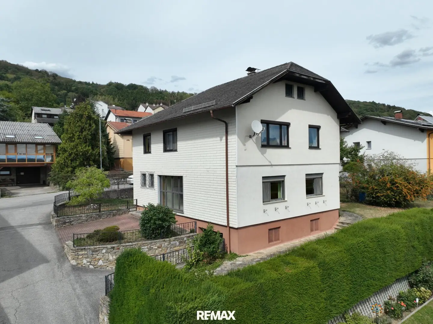 Two-family house with 10-year right of residence in Marbach