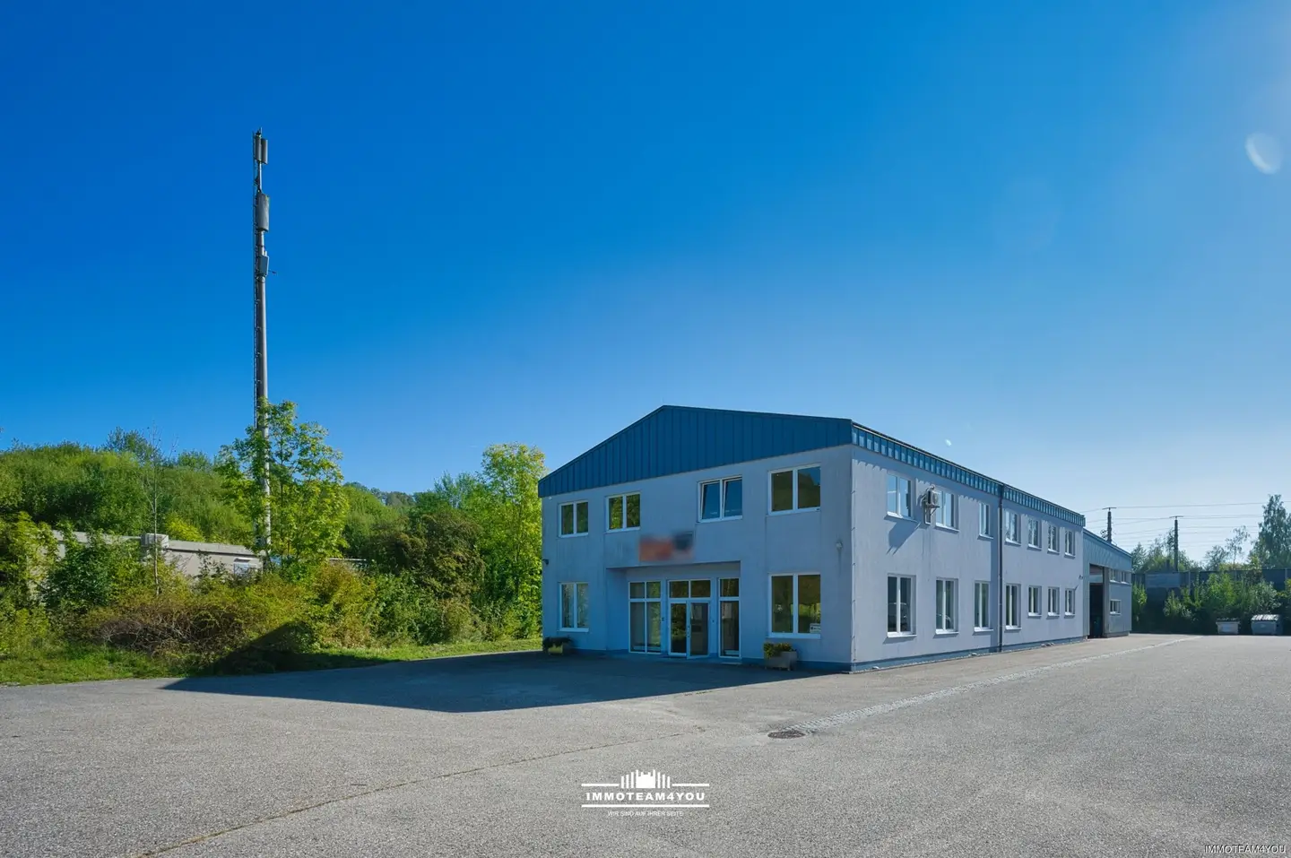 Commercial site with workshops and good access Wohnung