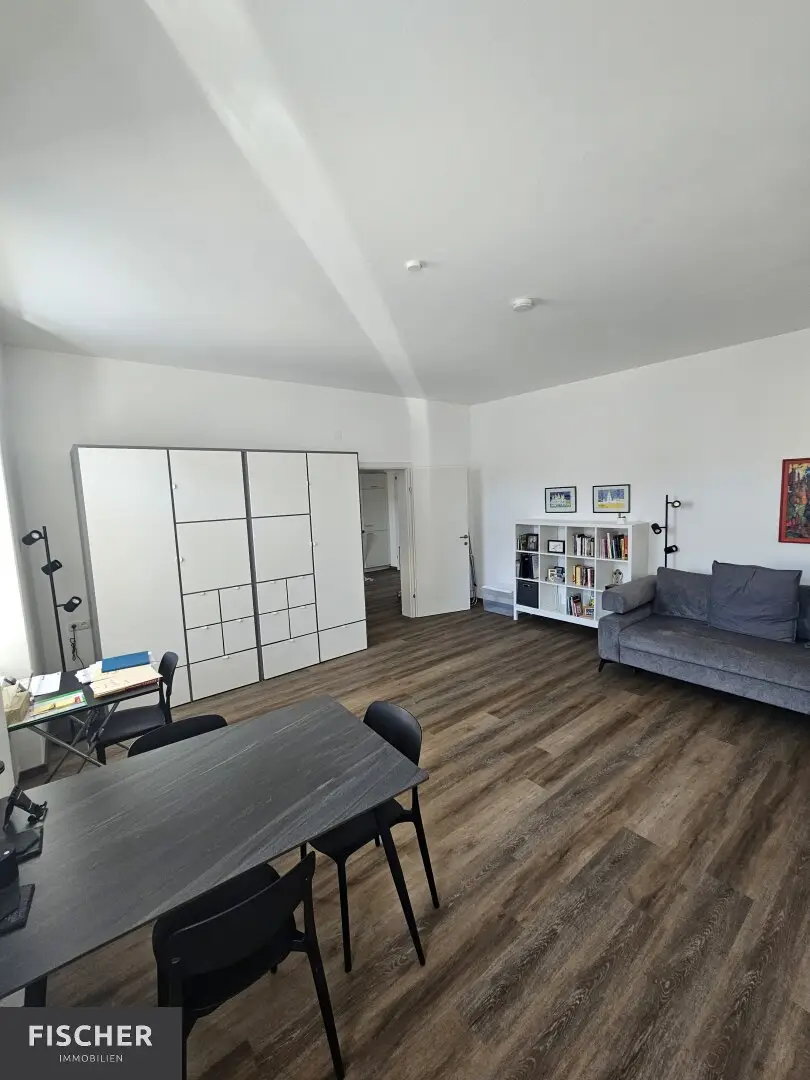 Rental apartment - renovated old building - city centre/Main Square