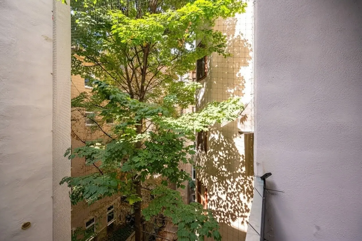Old building with balcony near Prater | 2 rooms | Lift | Free design