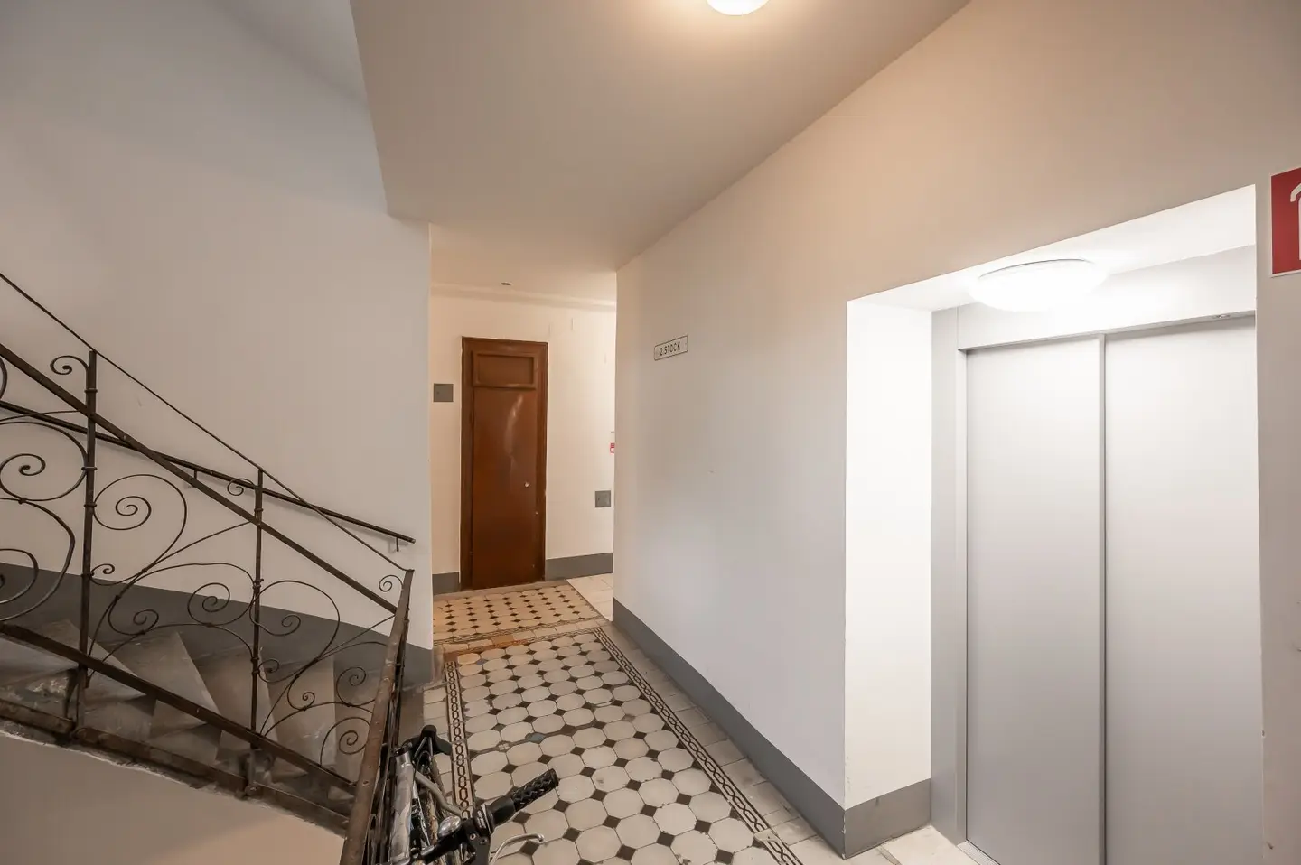 Old building with balcony near Prater | 2 rooms | Lift | Free design