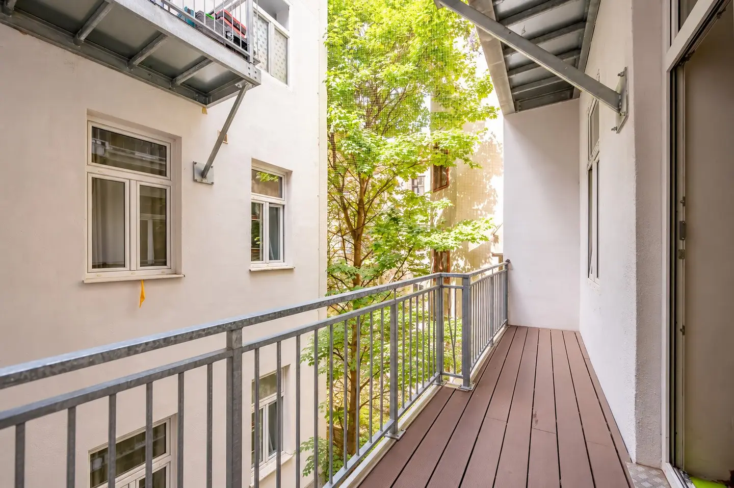 Old building with balcony near Prater | 2 rooms | Lift | Free design