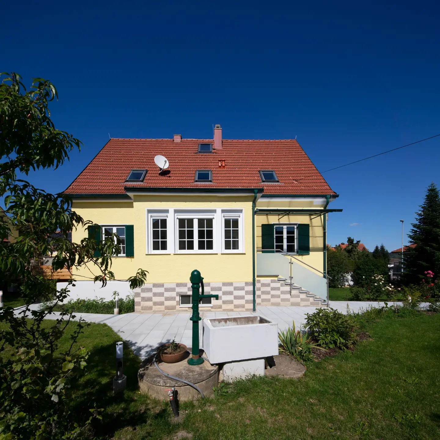 Frisch saniert Familienwohnung mit großem Garten